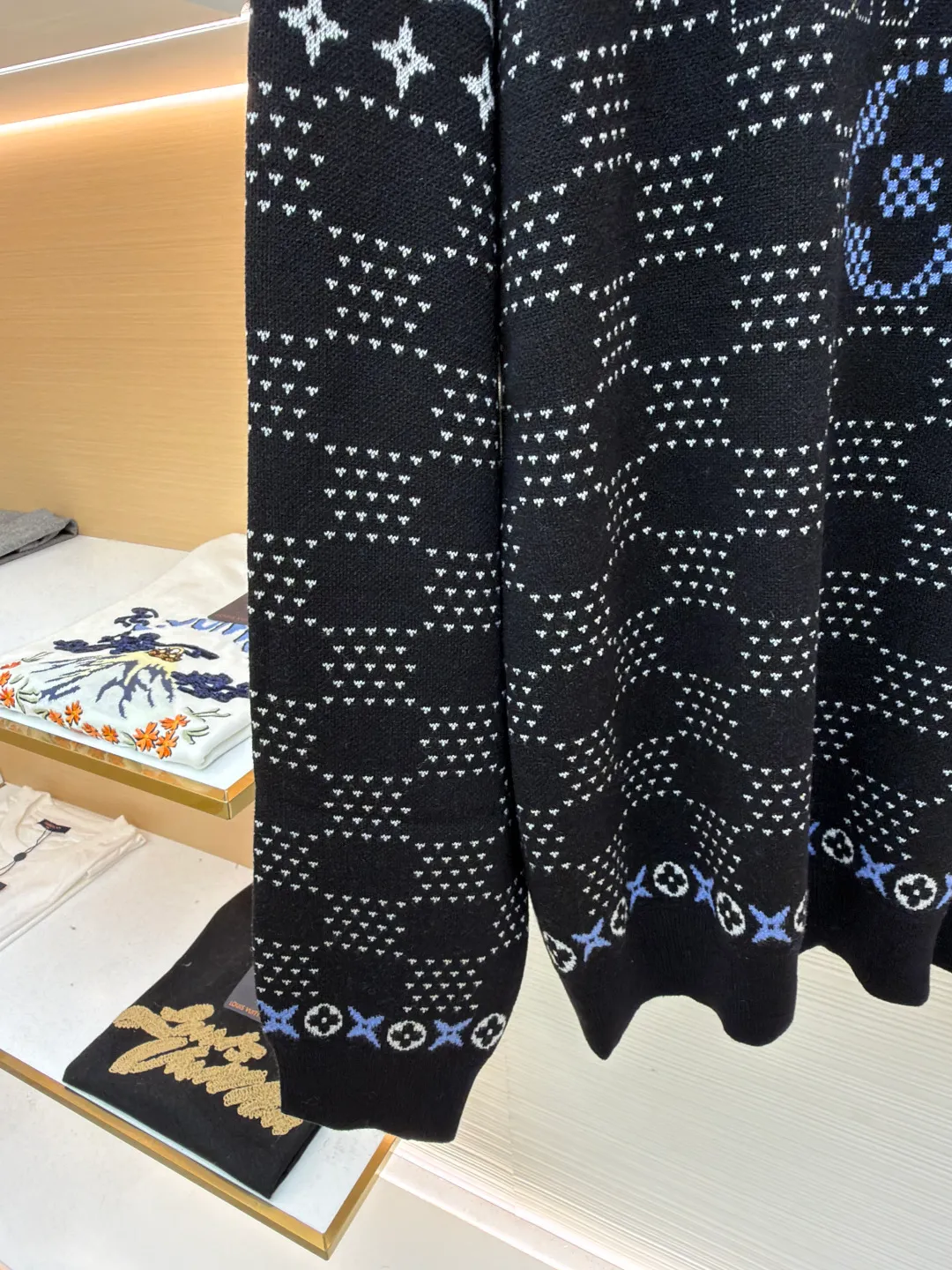LOUIS VUITTON ski series jacquard knitted sweater ●Original version: purchased and developed for 12800 ●Item number: 1680728-B25 ●Fabric: sheep wool blended fabric ●Technology: jacquard texture ●Version: fitted version ●Size: XS-S-M-L ●Description: Made of custom-made sheep wool blend fabric, it outlines the classic pattern and brand logo jacquard texture on a deep background, and then reimagines the Fair Isle sweater with a soft dropped shoulder design, all-over LV Fair Isle jacquard, embellished with Damier and Monogram details, with Vuitton in the center The logo jacquard, ribbed collar, cuffs and hem can be matched with bottoms of the same season to create a fashionable look. It can be worn with a ski jacket or light up the bonfire to suit various occasions. Customized accessories, complete with three labels, same style for men and women!